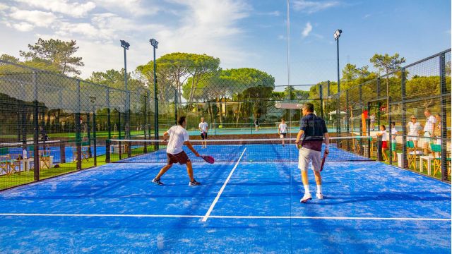 Copertura campo da padel: fissa, apribile o a cupola geodetica? Caratteristiche a confronto